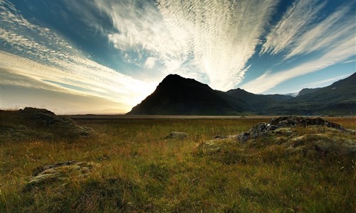 Krásy Islandu s turistikou - Island, jižní pobřeží - přírodní scenerie, v pozadí ledovec Vatnajökull
