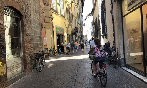 Toskánsko a Cinque Terre letecky - Lucca - uličky starého města