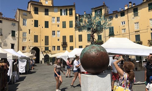 Toskánsko a Cinque Terre letecky - Lucca - náměstí ve starém městě