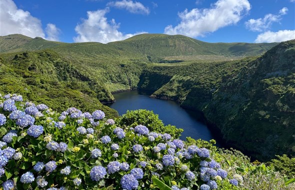 Azorské ostrovy - São Miguel a Flores – pěší turistika v květinovém ráji