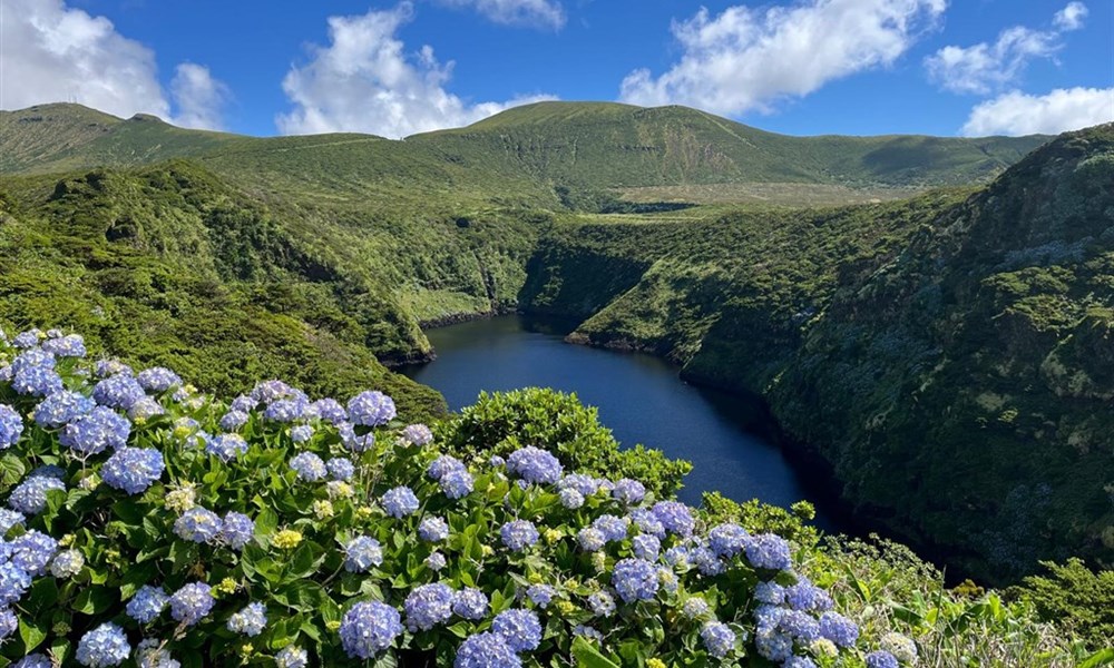 Azorské ostrovy - São Miguel a Flores – pěší turistika v květinovém ráji