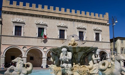 Za vínem i auty Ferrari, Kaplickým a městy UNESCO - Republika San Marino